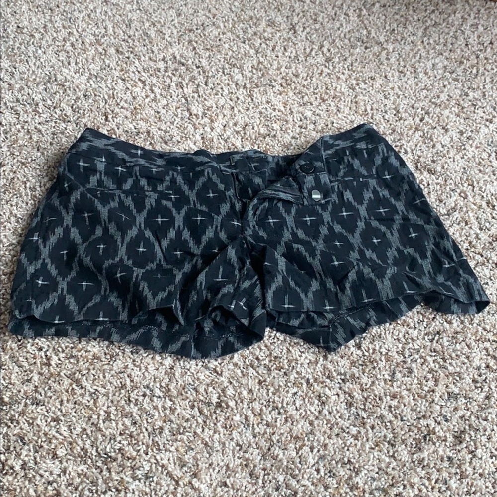 Patterned black shorts
